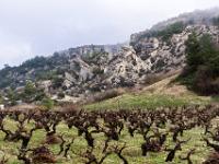 Bröcklige Felswand über Rebstockfeld nahe Pano Panagia